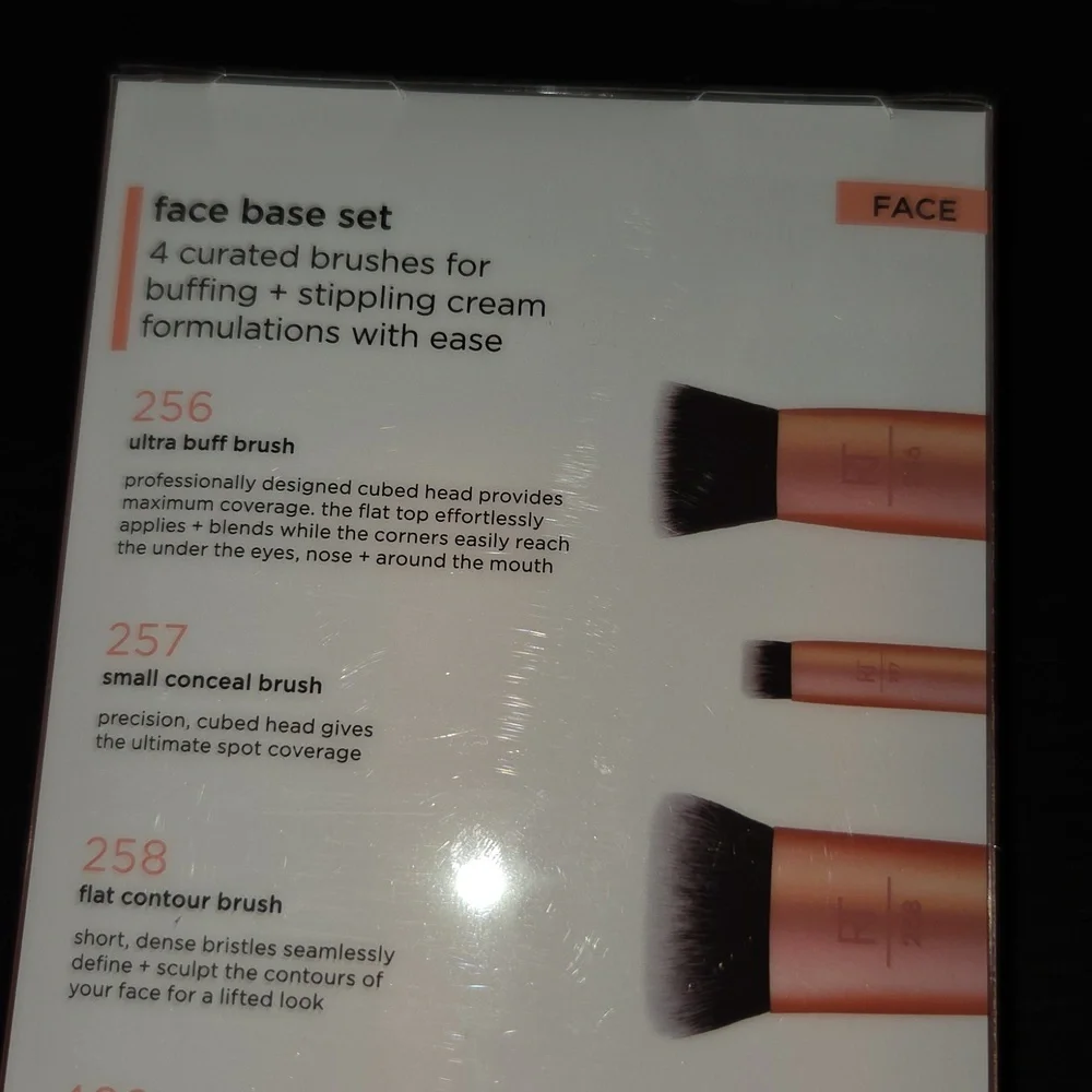 π Real Techniques Face Base Set of 4 Makeup Brushes NEW NWT Gift Idea - Picture 2 of 3